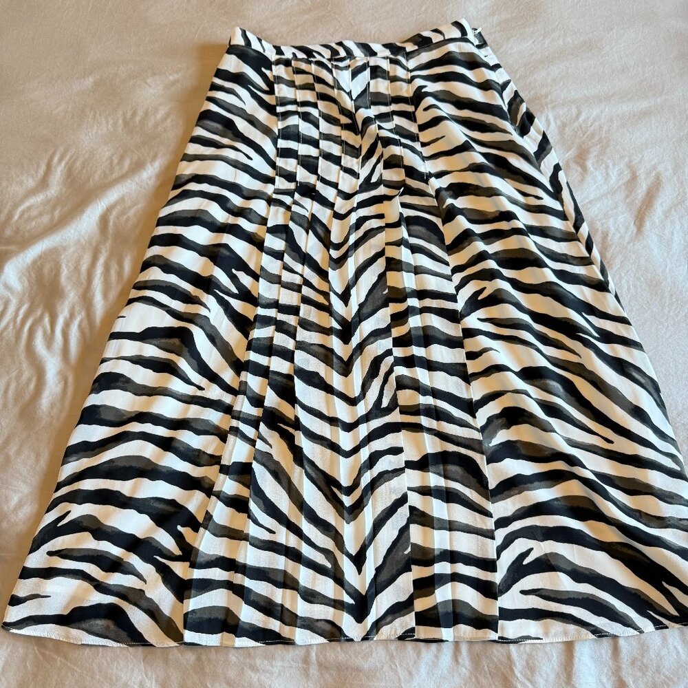 Banana Republic Midi Skirt A-Line Animal Print Pleated Front Size 6 white black